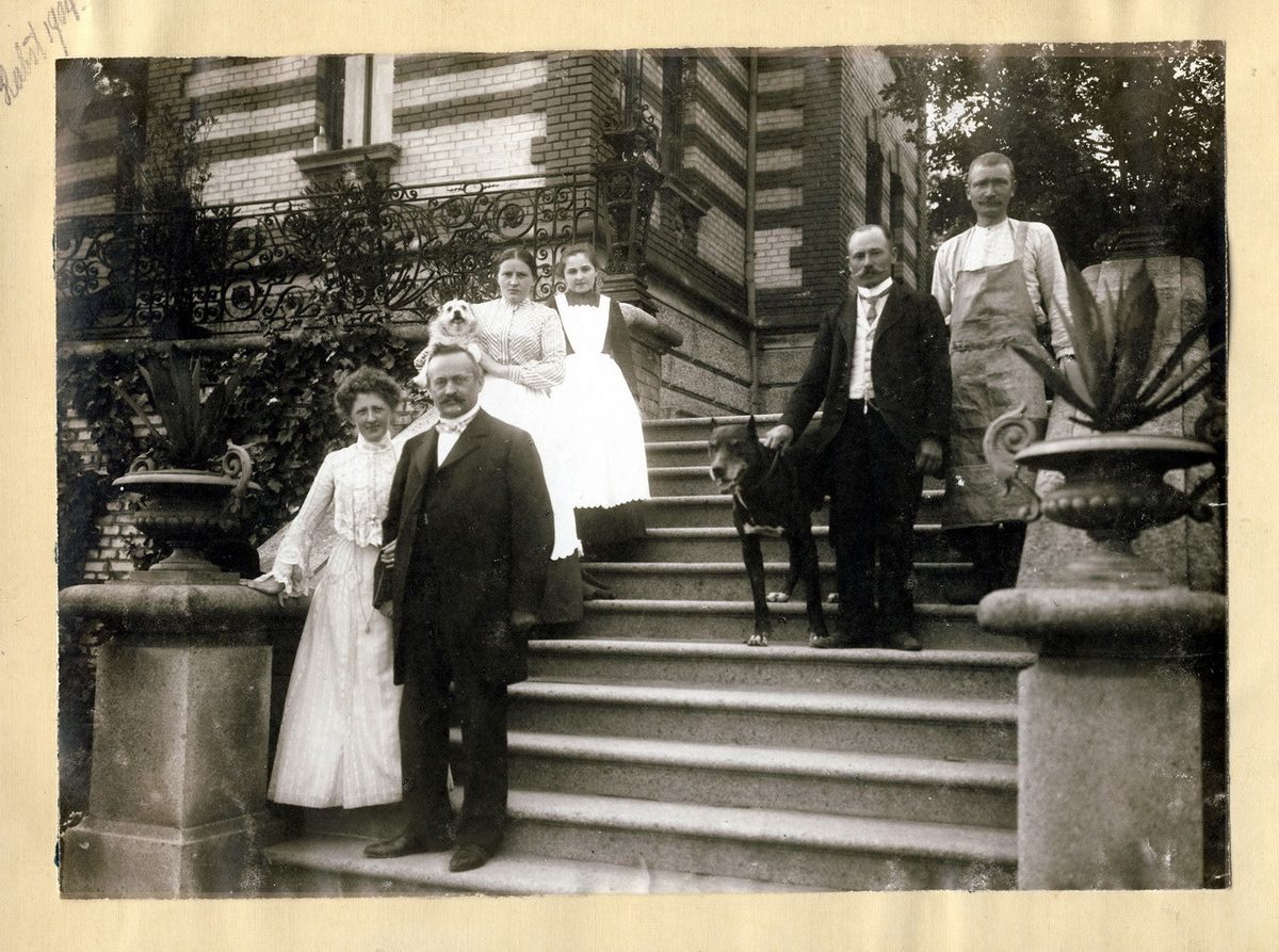 1904 Sommervilla Erny, Georg mit "Köchin Babette, Kutscher Ludwig und Gärtner Gustl"