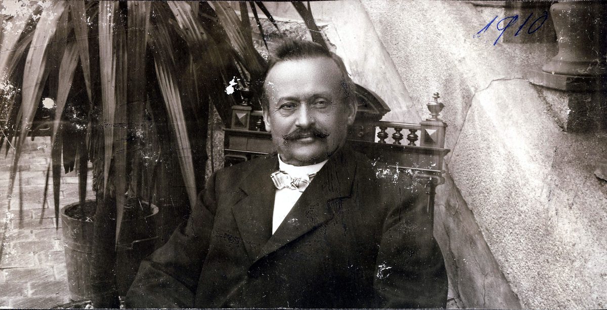 1910 Georg I am Eingang der Sommervilla