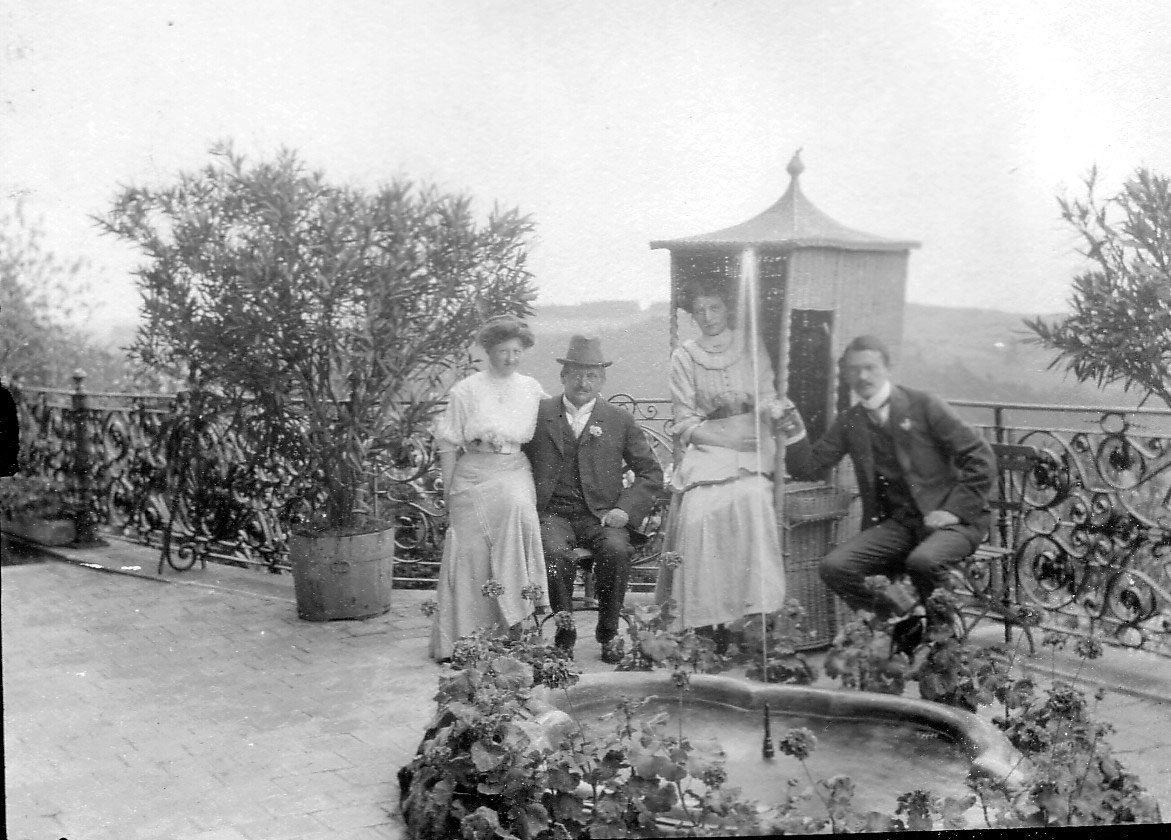 1910 Terrassse (von li: Erny, Georg I, Ese, Oskar)