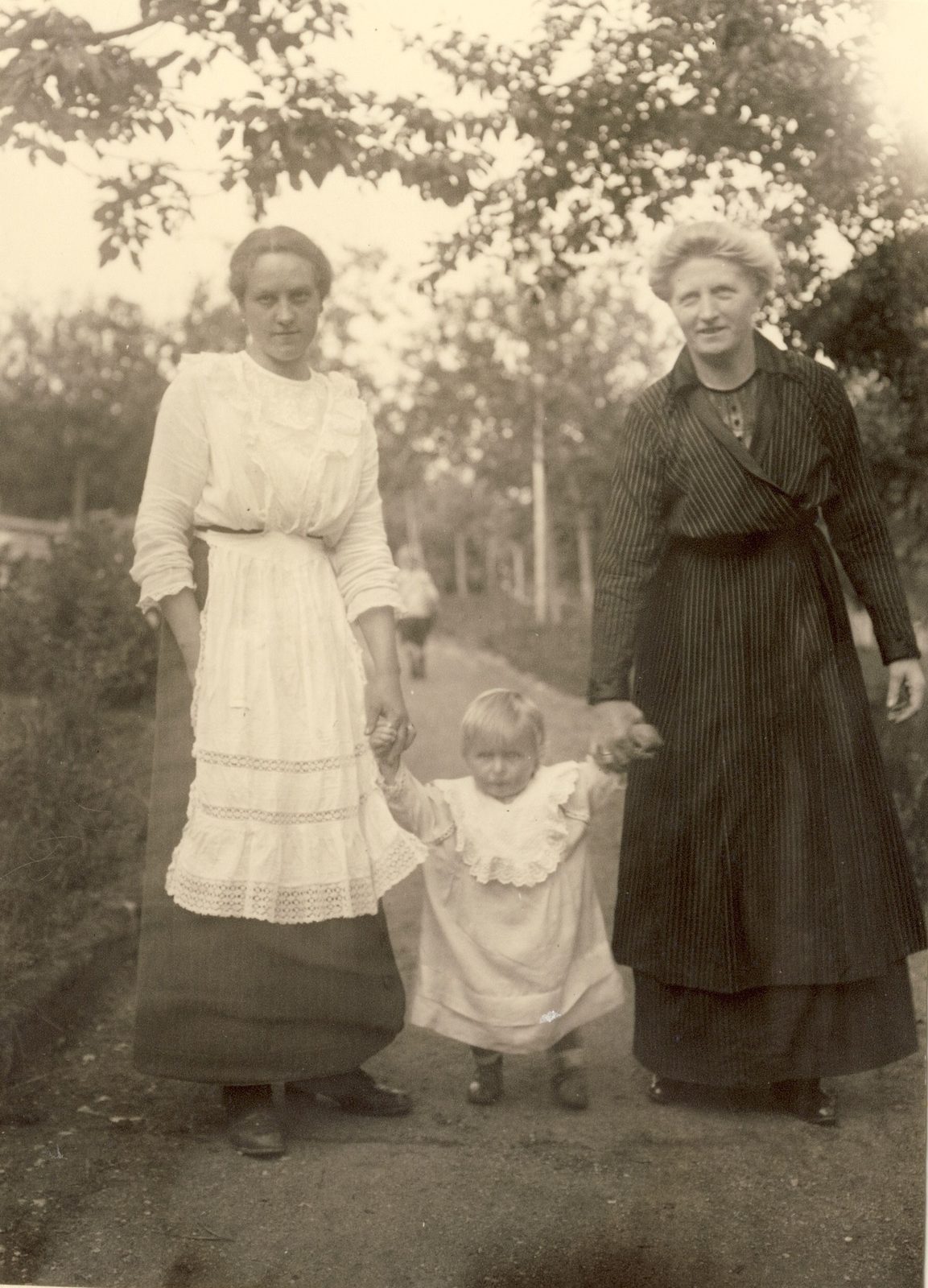 1915 Erna Karschunke?,Elisbeth, Maria Koye