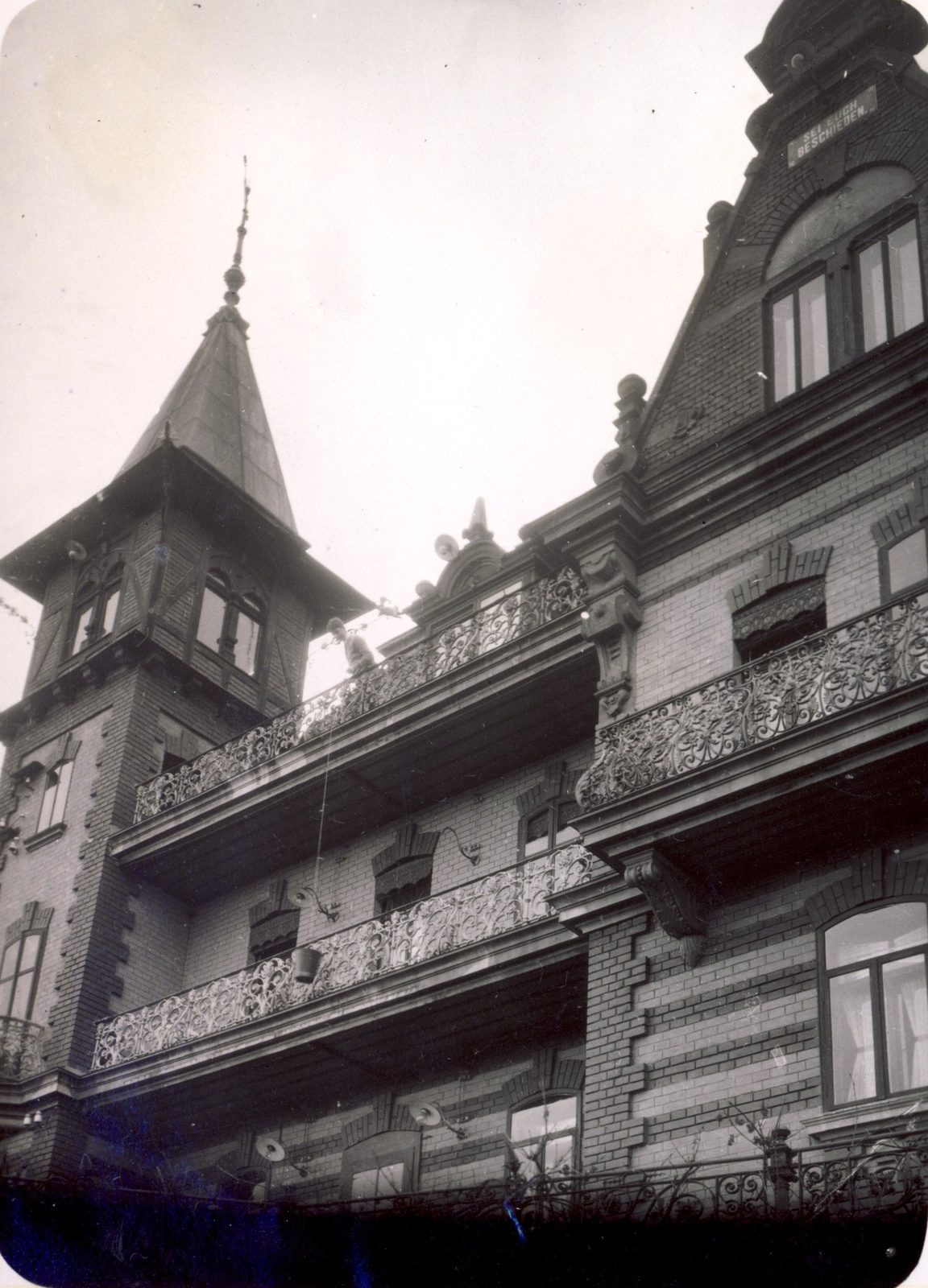 1925 Maistrocknung im Dachboden