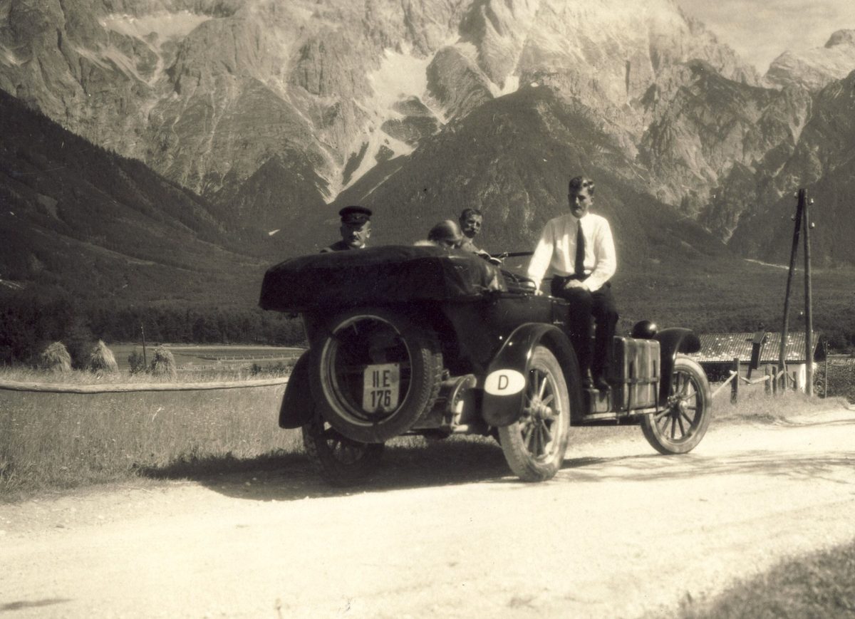 1929
