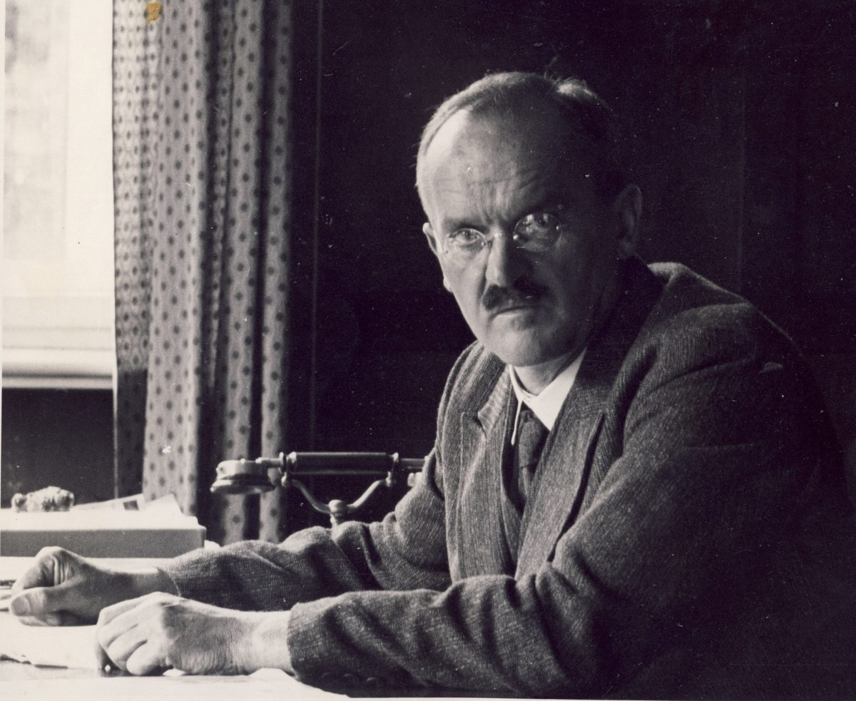 1934 Oskar im Büro im 1.Stock