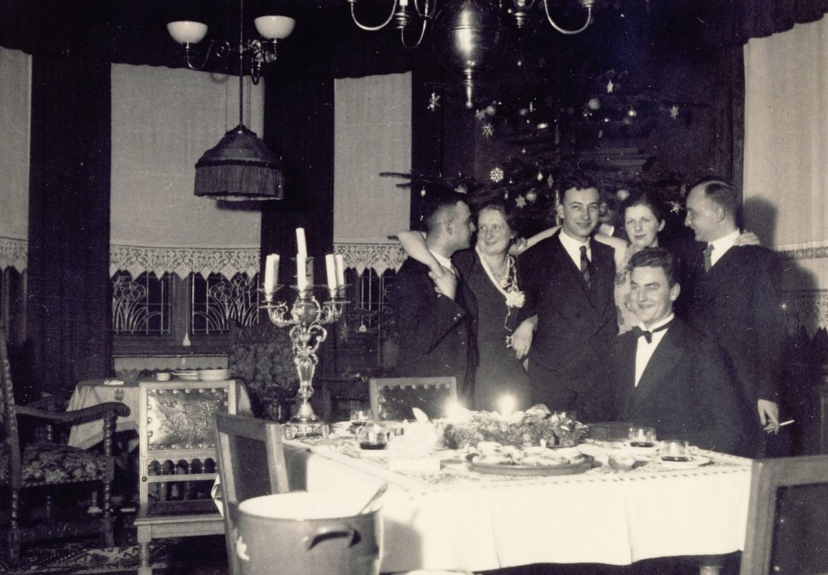 1934 "Sylvesterfeier bei Hans und Deten" von links: Heiner,  Bruni, Kurt, Deten, Werner, Hans.