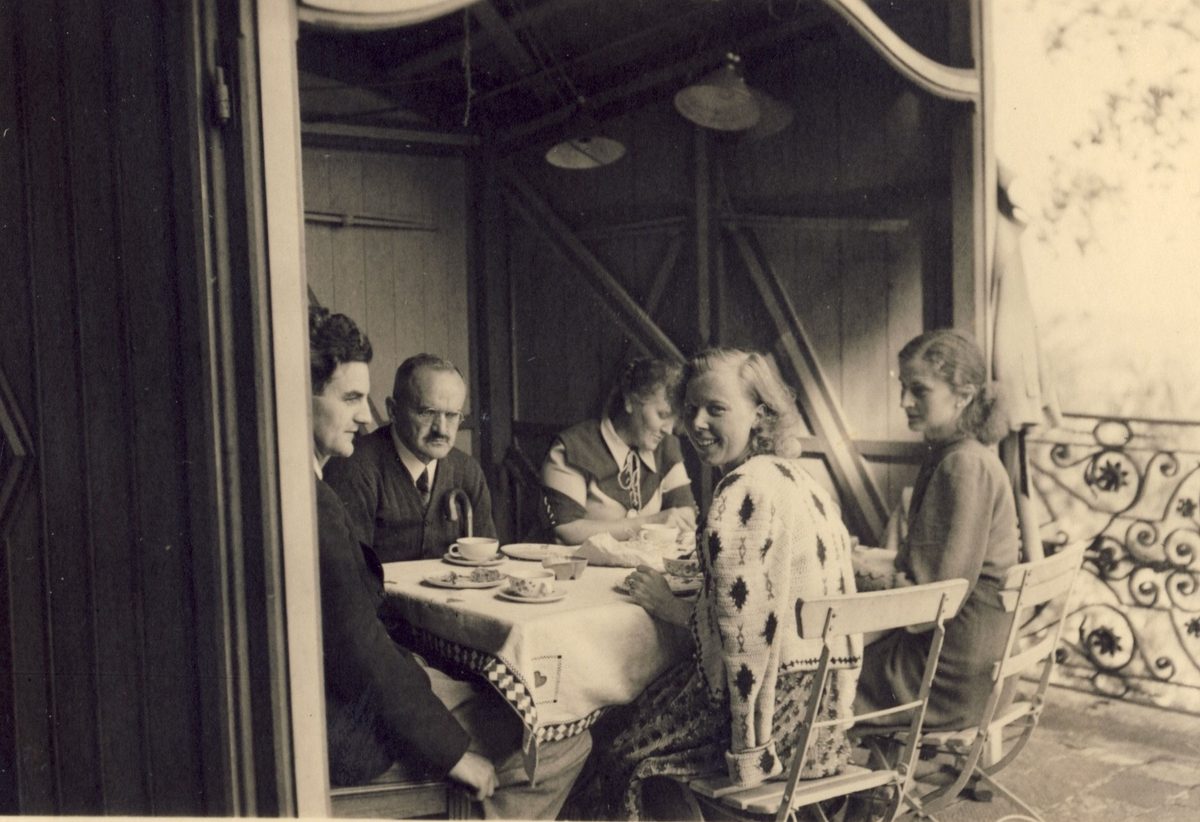 1942 Terrasse (von li.Werner, Oskar, Erna Bock, Lotte, Elisabeth)