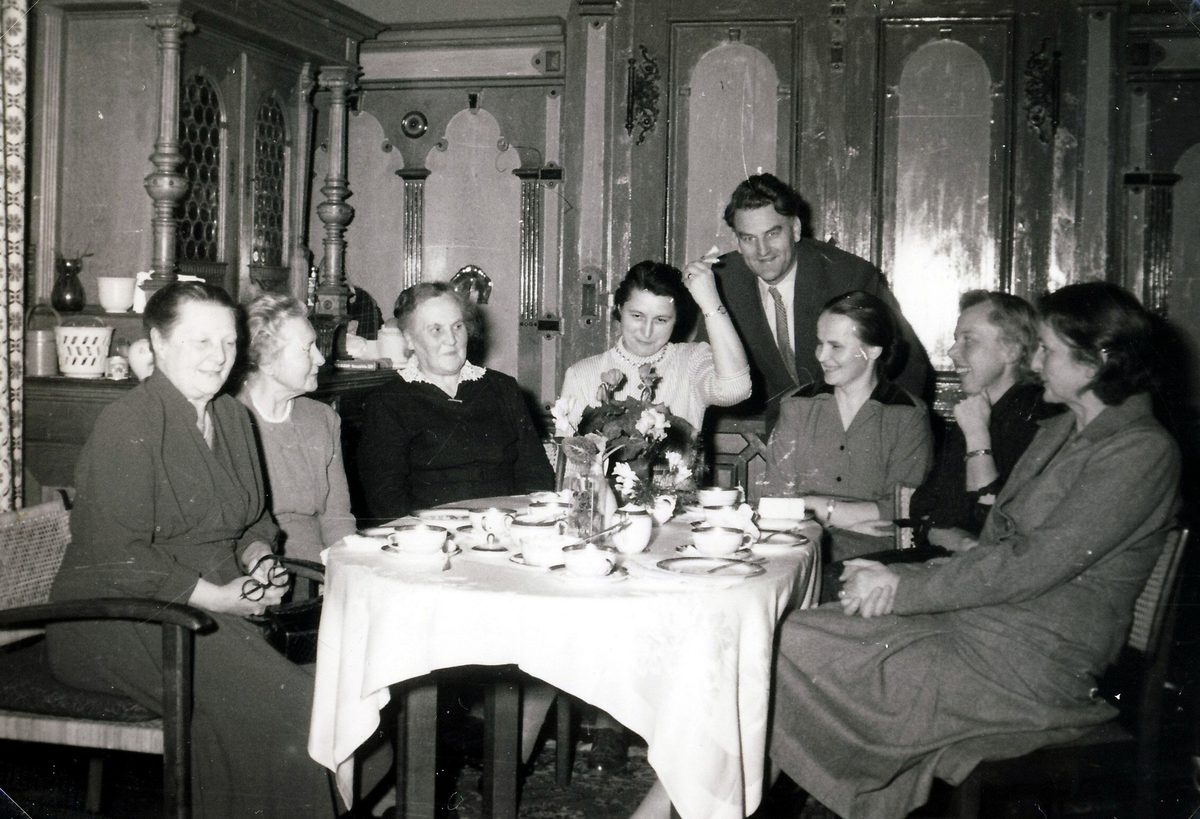 1955 Renate koye 50zigster Geburtstag (von li. Oma Werner, Mia Koye, Erna Bok, Renate Koye, Werner,?,Lotte,Elisabeth)