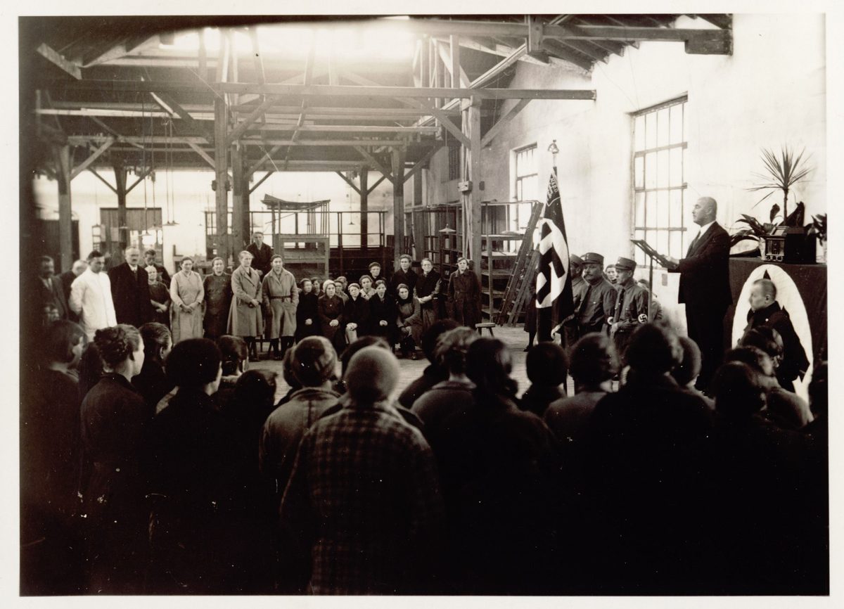 21.3.1934 Eröffnung der “Arbeitsschlacht”. Betriebsversammlung im oberen Emaillierwerk. [11 Fotoalbum]