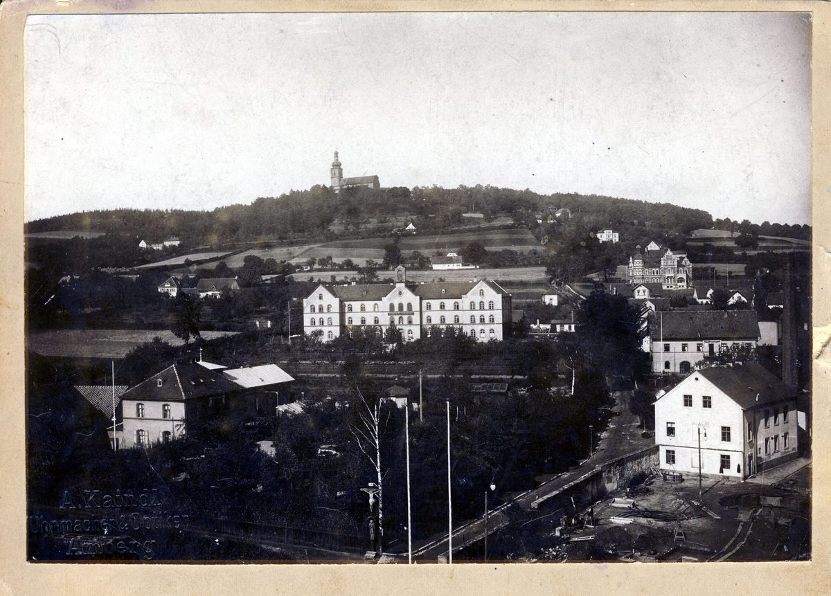 Blick auf das Marienhospital kommt von 1903 [11]. Man sieht im Hintergrund die fertige Villa. Vorne wird das Verwaltungsgebäude gebaut