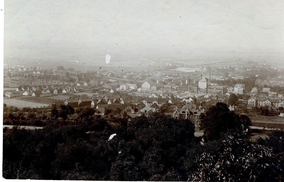 Blick vom Berg auf die Firma, etwa 1902 (das Verwaltungsgebäude steht noch nicht) [11]