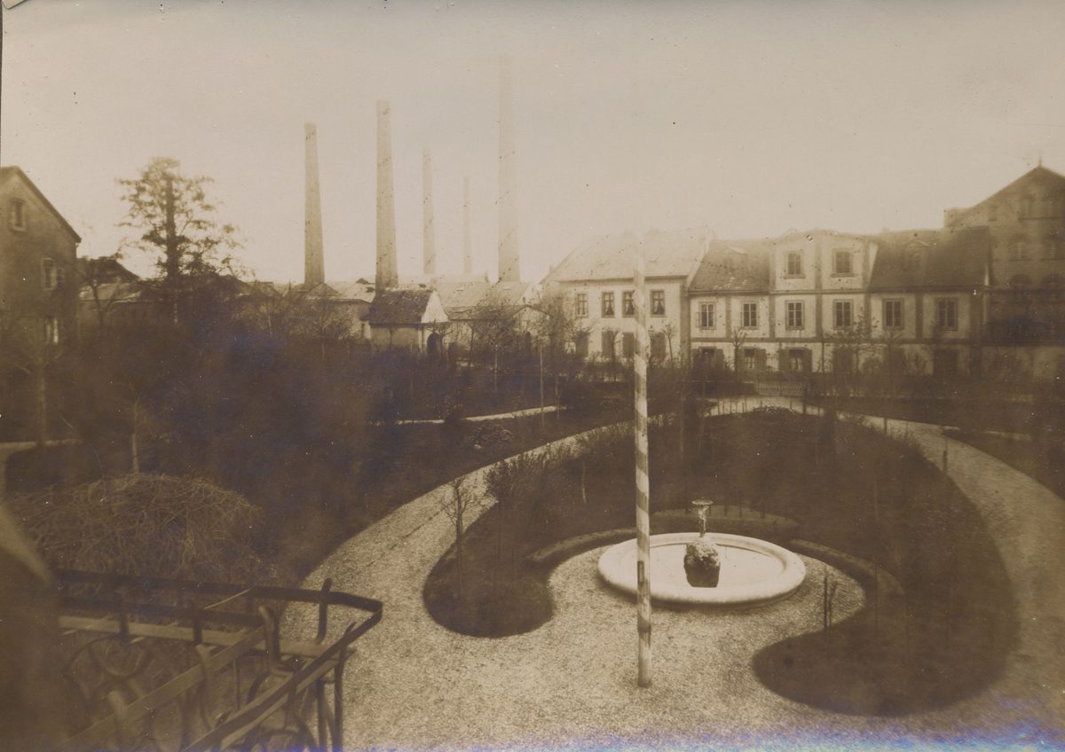 Blick vom Haus auf die Firma (1896, da im Fotoalbum glaichzeitig Bau der Wintervilla) - altes Wohn-,Bürogebäude