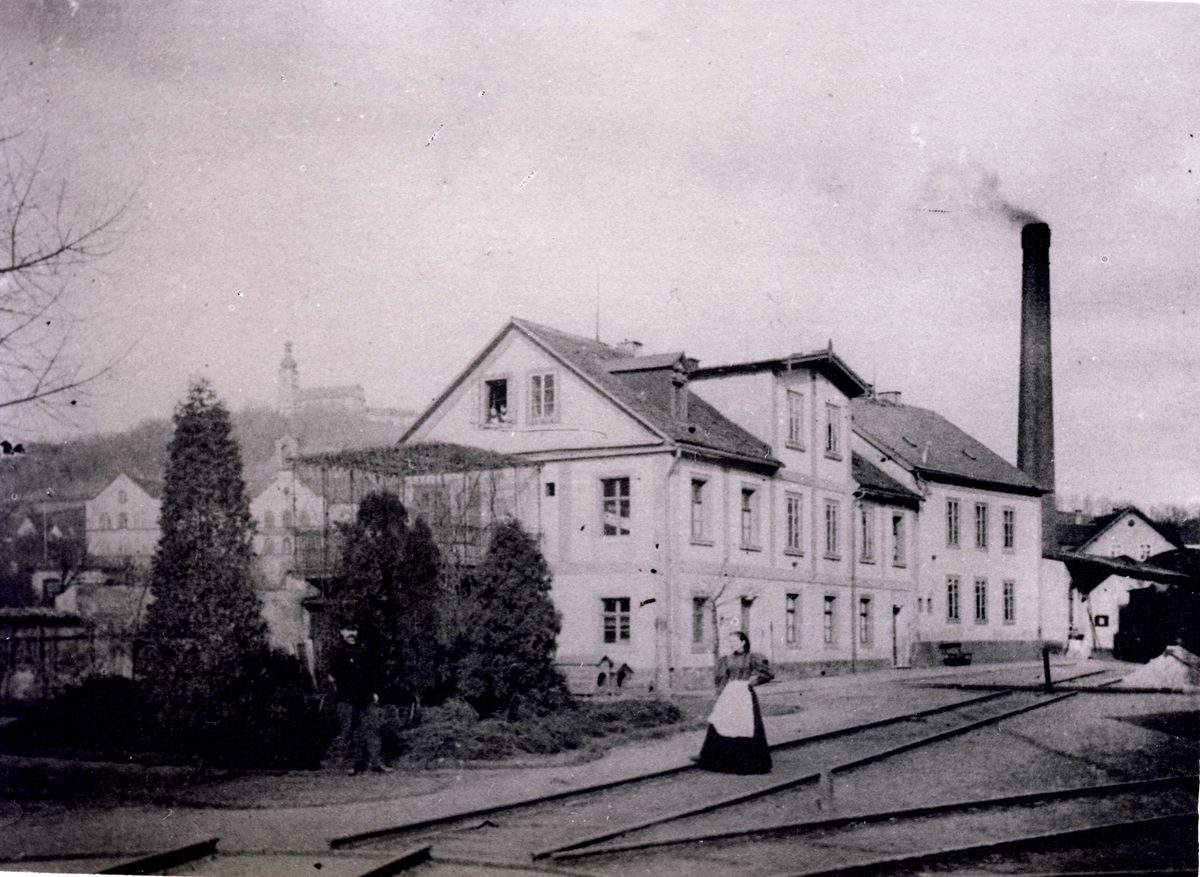 ca.1893 ursprüngliches Wohnhaus der Baumann-Familien, ab 1896 Verwaltung, 1903 Abriss und Neubau des Verwaltunsgegbäudes [11]