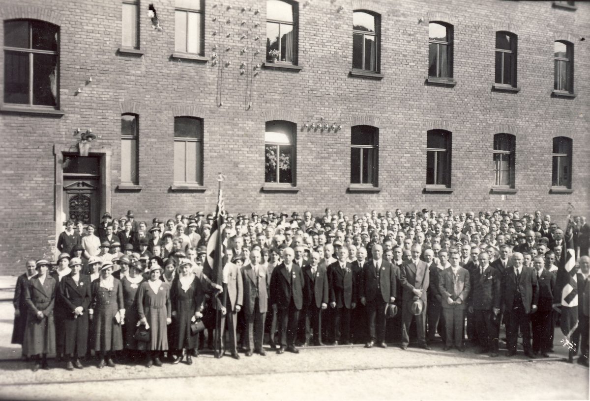 ca1934 Anlaß nicht bekannt [11]. Man kann Herrn Lippold (weisse Haare), Georg (hält Hut mit einer Hand) und Hans (hält Hut mit beiden Händen) erkennen.