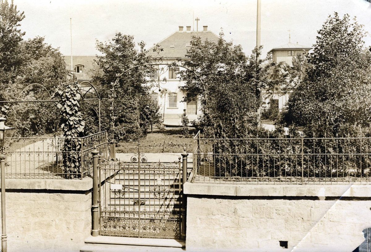 Das Haus im Winter und Sommer ca. 1910 - fotografiert von der Jahnstrasse [privat: einzelne Blätter im roten Fotobuch]