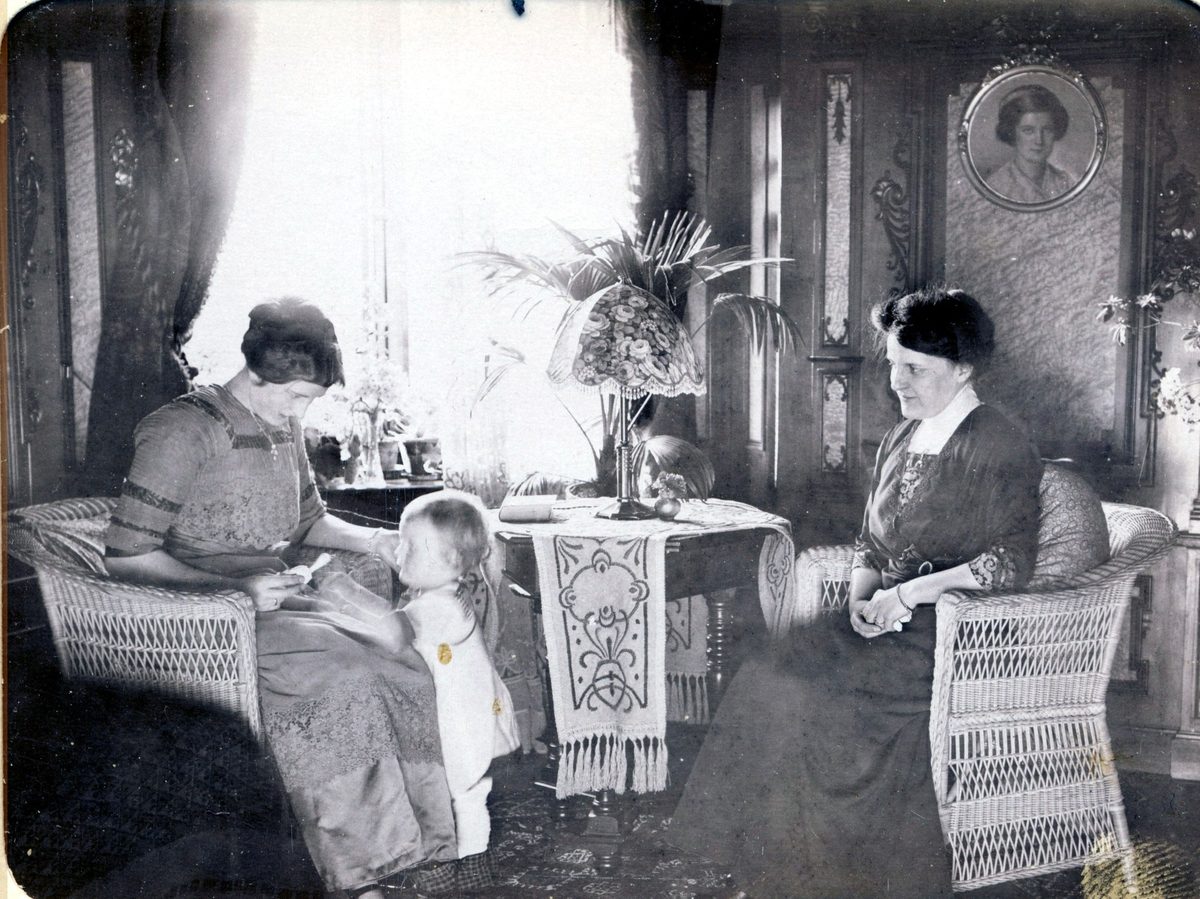 Elsa (rechts) mit Werner 1913 (Frau links unbekannt)