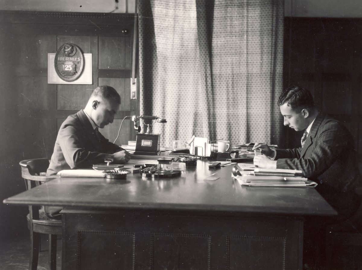 Hans (li) und Kurt (re) im Hauptbüro, etwa 1940 [11]