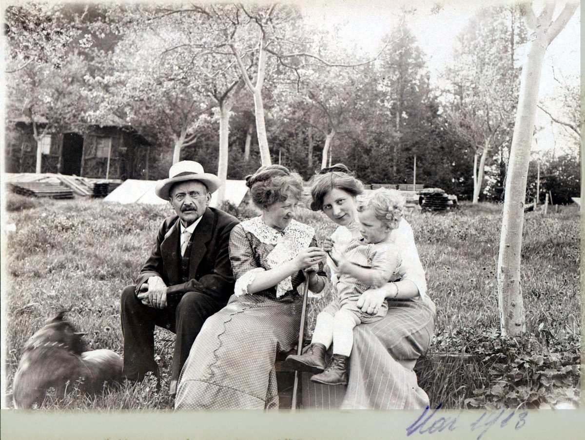 Mai 1913 in Amberg (von li Georg, Erny, Else, Werner)