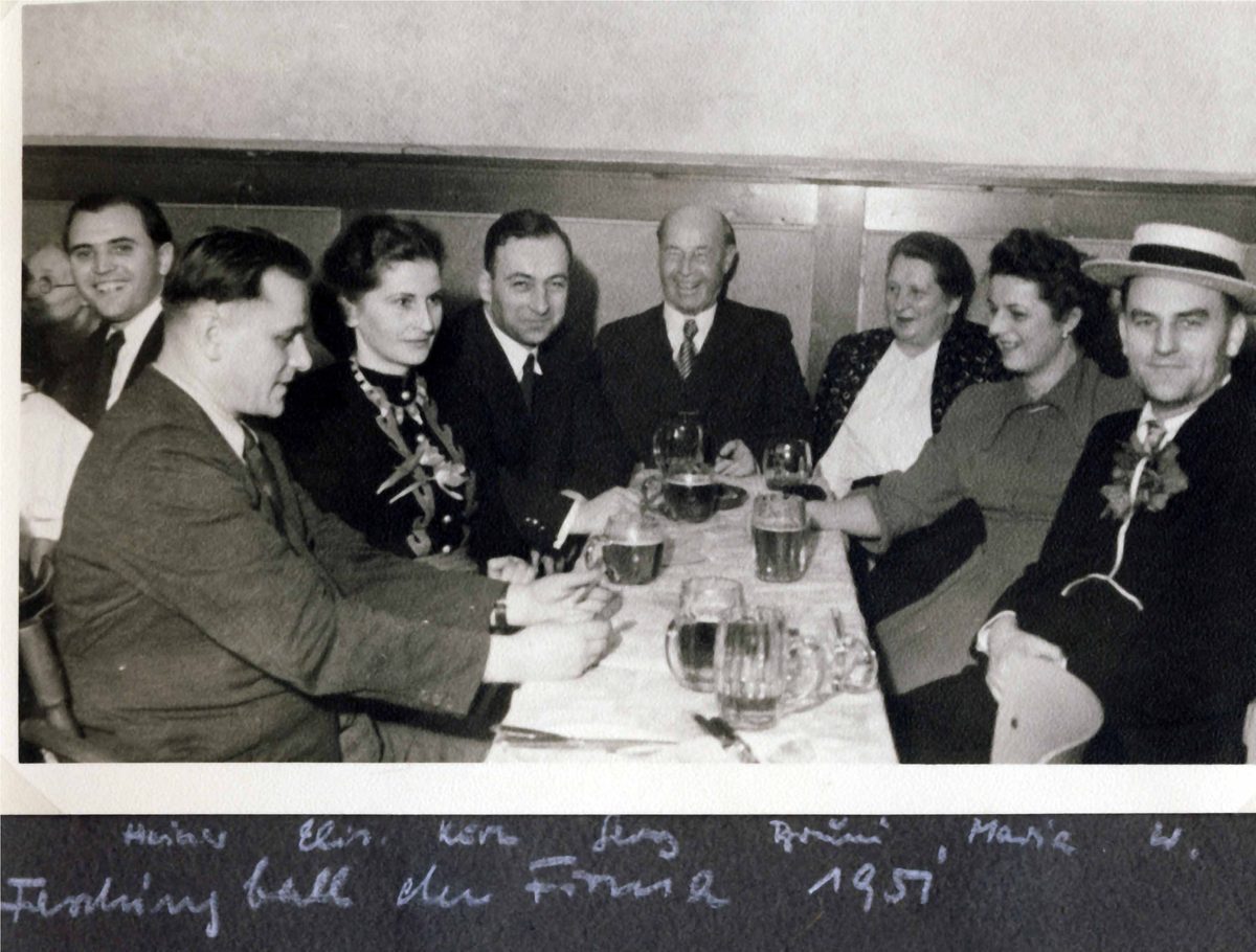 von links: Heldmann (am Nachbartisch), Heiner, Elisabeth, Kurt, Georg II, Brunhilde, Maria, Werner