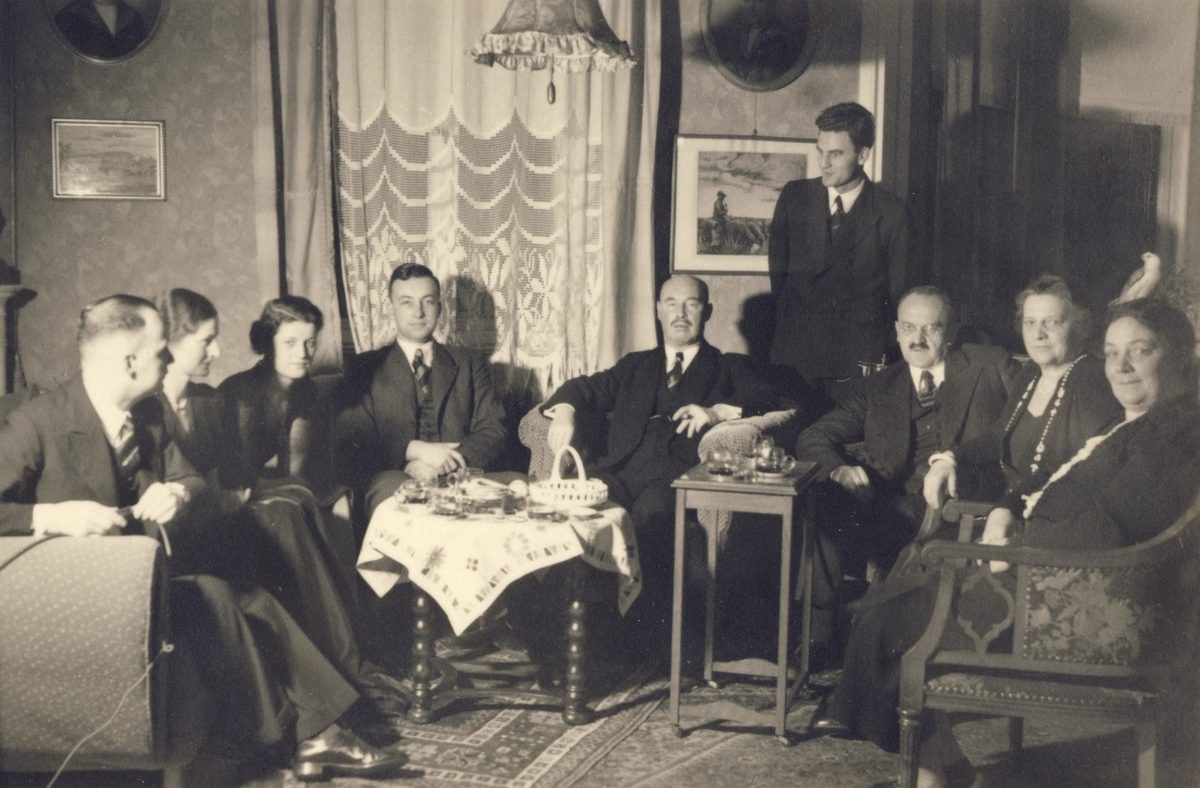 Weihnachten 1939: die Familie traf sich bei Georg II. in der Villa Mariahilfbergweg 32. Von links: Heiner(?), Elisabeth (Tochter von Oskar), Maria (Gattin von Kurt), Kurt, Georg II, Werner, Oskar, Brunhilde und Helene (Gattin von Georg II.) 